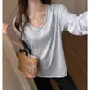 Camiseta cinza de manga comprida estilo coreano para mulheres, com um visual sofisticado, bordas dobradas, corte solto e efeito emagrecedor; uma camada base simples, de cor sólida e versátil