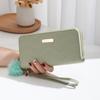 Cartera de doble capa con bola de pelo sencilla y bordada con tarjetero largo y doble cremallera