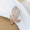 Broche de temperamento luxuoso de alta qualidade com luz de diamante, folhas de cisne requintadas de alta qualidade, lindos cardigans japoneses femininos, joias com alfinetes