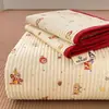Capa de Cama de Gaze de Camada Dupla Grau Materno e Infantil, Capa Antiderrapante à Prova de Poeira de Gaze de Camada Dupla, Conjunto de Três Peças, Lençol de Cama Individual, Protetor de Colchão Individual