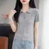 Camiseta de Manga Corta para Mujer Estilo Verano 2026 con Cuello de Solapa y un Botón, Color Sólido, Tejido Fino, Top Elegante y Versátil