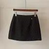 Falda corta de leopardo estilo coreano, de tiro alto, moderna, colección nueva 2026, adelgazante y diseñada para prevenir la exposición, con un corte ajustado al cuerpo