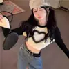Camiseta Curta Retro Estilo Americano Estampada com Coração Manga Longa Contrastante Feminina Outono e Inverno Slim Fit Afinando Costura Top Básico