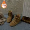 Botas ankle boots versáteis em estilo retrô com franjas, em um design de inspiração britânica, para meninas, nova coleção outono 2026, camurça marrom, botas de couro versáteis e estilosas com detalhe de fivela
