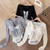Conjunto de dos piezas nuevo y moderno de otoño para mujer: una camisola pura y seductora con ribete de encaje combinada con un cárdigan informal y versátil.