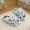 Chinelos fofos de alta qualidade para meninas, adequados para usar fora de casa, novos chinelos de algodão com estampa de leopardo fofos para crianças, outono/inverno 2026