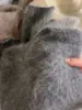 Suéter tejido de punto de piel de mapache con cuello redondo gris para mujer, nueva colección otoño/invierno 2026, con diseño de solapa, corte relajado y tejido engrosado para usar en invierno