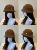 Chapéu de tricô macio e confortável estilo coreano para mulheres, perfeito para outono e inverno, com design retrô, versátil e um visual de alta qualidade que faz o rosto parecer menor. Possui uma aba delicada e enrolada e um estilo refinado de chapéu bucket.