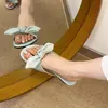 Chinelos confortáveis, permitindo que seus pés relaxem completamente.