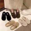 Zapatillas cerradas de peluche estilo nuevo para mujer, de meter, zapatillas de algodón para otoño e invierno, de suela plana, 2026 felpa y cálidas