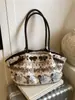Bolso de Mano Portátil Nuevo Lindo Otoño/Invierno 2025 Bolso de Maquillaje de Moda Tendencia Bolso de Viaje Bolso de Hombro Simple de Nicho