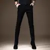 Coleção de primavera de Hong Kong: Calça jeans preta pura de alta qualidade para homens, corte slim, perna afunilada, elástica, adequada para uso business casual na primavera e no outono