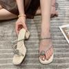 Zapatillas de Tacón Grueso Estilo Francés para Mujer, Sandalias Nuevas de Verano 2025 con Pedrería Huevo de Paloma, Sandalias Romanas Versátiles de Tanga