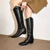 Botas elegantes y de moda de tacón alto para 2026 con un aspecto vintage y desgastado, que presentan una punta cuadrada, un tacón grueso y una longitud que se puede ajustar