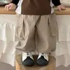 Conjunto de otoño genial y elegante para niño pequeño, camiseta raglán de manga larga con estampado de letras y bloques de color estilo coreano + pantalones cargo casuales