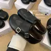 Novos Sapatos Brogue Esculpidos Retro Britânicos 2025 para Mulheres com Fivelas Duplas e Mocassins de Veludo, Sapatos Pequenos de Couro Versáteis