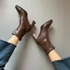 Versão em couro~Botas de tornozelo de salto alto retrô com bico quadrado francês para mulheres, salto grosso, zíper traseiro, botas de ajuste justo, nova coleção outono/inverno 2026