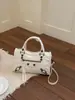 Nova Bolsa de Motocicleta com Rebites Bolsa da Moda para Garotas Bolsa de Mão Retro de Alta Qualidade Francesa Bolsa Almofada Bolsa de Ombro Único Transversal