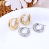 Pendientes de acero de titanio chapado en oro de 18 quilates de alta calidad con forma de C sólida europea y americana, aro de metal con hebilla de oreja circular del mismo estilo, ligeros de lujo.