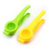 Venda por atacado plástico limão clipe novo espremedor de frutas material ecologicamente correto Manual Juicer Cozinha Criativa pequena