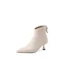 Botas de tornozelo da moda estilo coreano, bico V, couro bovino de primeira camada, salto de gato, bico fino, zíper traseiro, salto agulha, salto médio, forradas de fleece para mulheres