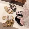 Pantuflas Gruesas de Dibujos Animados Adorables y Peludas para Mujer para Usar en Exterior Celebridad de Internet Otoño e Invierno Hogar Pantuflas de Algodón Shirley Rose para Mujer