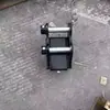 Exportación de excavadoras de orugas todoterreno de 1.8 toneladas, con una excavadora hidráulica multifuncional con accesorio desgarrador de suelo y una pinza