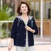 Chaqueta corta de mezclilla para madres petite, colección de otoño, ropa para mujeres de mediana edad y mayores, chaqueta con capucha casual de primavera y otoño
