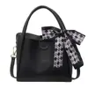 Bolso de Mano para Viajeras 2026 Nuevo Estilo Bolso de Hombro de Gama Alta Versátil Popular Bolso Cubo con Bufanda de Seda Bolso Cruzado