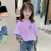G2329 # Camiseta de Primavera e Outono para Meninas 2025 Nova Estilosa Manga Longa 100% Algodão para Bebês, Outono Estilo Tendência Falso Duas Peças.