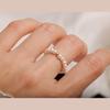Anel de Pérola Swarovski Inspirado em Celebridades com Elástico Ajustável, Design Minimalista com Pérolas Pequenas Perfeitamente Redondas