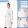 Batas blancas de manga corta de alta calidad, resistentes a las arrugas, adecuadas para entornos médicos, de laboratorio y de servicio de alimentos.. Personalizable con logotipos. Venta al por mayor disponible a precios reducidos para pedidos grandes