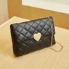 Bolsa Bordada em Formato de Coração 2025 Bolsa Feminina Exportação Bolsa Feminina Casual Feminina Versátil Bolsa para Celular Bolsa de Ombro Acolchoada