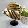 Sombrero de pescador clásico retro de felpa cálida de invierno con estampado de leopardo, moderno y versátil, hace que la cara se vea más pequeña, sombrero de cubo acolchado y engrosado
