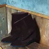 Botas de verão novas, com textura de couro, bico fino e salto grosso, estilo vintage, para mulheres, botas elegantes de calçar, de cano médio, botas curtas