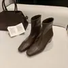 Versión de cuero de botines cortos de mujer para aumentar la altura, estilo coreano versátil, tacón grueso elegante, botines ajustados de punta cuadrada, botines cortos estilo Martin para mujeres menudas