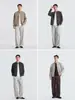 Además, la chaqueta de botones de cuello redondo estilo Old Money, una colección de otoño 2026 que presenta un suéter de punto retro, holgado y versátil para hombre