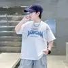 Camiseta de Verano 2026 Estilo Nuevo para Niños Camiseta de Niños Estilo Americano Moderno Fresco Estampado de Letras Manga Corta para Niños Medianos y Grandes Camiseta Casual Cómoda de Cuello Redondo para Hombres