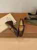 []Elegantes zapatos de tacón bajo que aumentan la altura interior, colección otoño 2026, nuevo diseño de retazos, zapatos Mary Jane de una sola tira con punta cuadrada