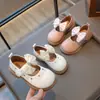 Sapatos de Menina Sapatos de Princesa de Couro Infantil 2025 Novo Primavera Tendência Sapatos de Princesa com Laço de Velcro para Meninas