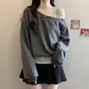 Design Plus Size Moletom Falso de Duas Peças com Ombro Inclinado Curto para Mulheres Outono 2025 Novo Top Assimétrico Solto com Efeito Emagrecedor