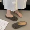 Mules fechadas estilo Birkenstock com entalhe vazado para mulheres, calçado de verão para uso externo, novo modelo 2026, sandálias perfuradas slip-on com sola macia
