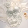 Artículos en stock Ropa interior de satén con inserciones de malla Sujetador cómodo transpirable sin costuras Conjunto de bragas tipo triángulo sexy cómodas que realzan el trasero