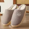 Pantuflas cálidas de algodón para mujer, uso en interiores en otoño e invierno, suela gruesa, antideslizantes, de felpa, forradas de polar, para parejas, resistentes a la suciedad, zapatillas de algodón para el hogar para mujeres