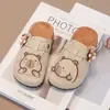 Sandálias Birkenstock de Solado Macio para Meninas, Chinelos de Desenho Animado, Novo Estilo Outono 2025, Sapatos Fáceis de Calçar, Sapatos de Bico a Bico