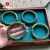 Novo Bracelete de Jade Hetian Estilo Chinês Feito de Material Antigo, Jade Verde Espinafre, com Design de Tendência Nacional de Flores Desabrochando e Riqueza, Pintado a Ouro e Dourado, Bracelete de Jade Esculpido