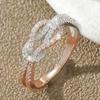 Anillo Elegante Bicolor Transfronterizo Europeo y Americano Huajie para Mujer, Anillo de Moda de Circonita Micro-Incrustada, Joyería con Diseño de Cuerda