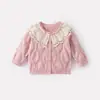 Conjunto de Jaqueta de Renda Tricotada para Bebê Estilo Novo Primavera 2026, Conjunto de Duas Peças com Suéter Cardigan e Jeans para Bebê Menina