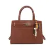Bolso de mano para mujer exquisito y casual de estilo vintage, que irradia elegancia con su diseño cruzado, moderno y minimalista, y presenta una estética chic inspirada en el extranjero.