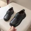 Sapatos Casuais Pretos para Meninos, Estilo Britânico, com Cadarço e Velcro, Novos para Primavera e Outono, Material de Couro, Antiderrapantes, Respiráveis, de Alta Performance